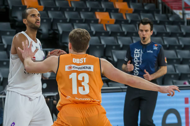 供平衡的右 供平衡的右